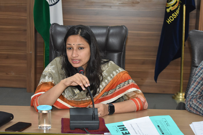 जिला निर्वाचन पदाधिकारी ने अनुपस्थित मतदान कर्मियों को कड़ी फटकार लगायी